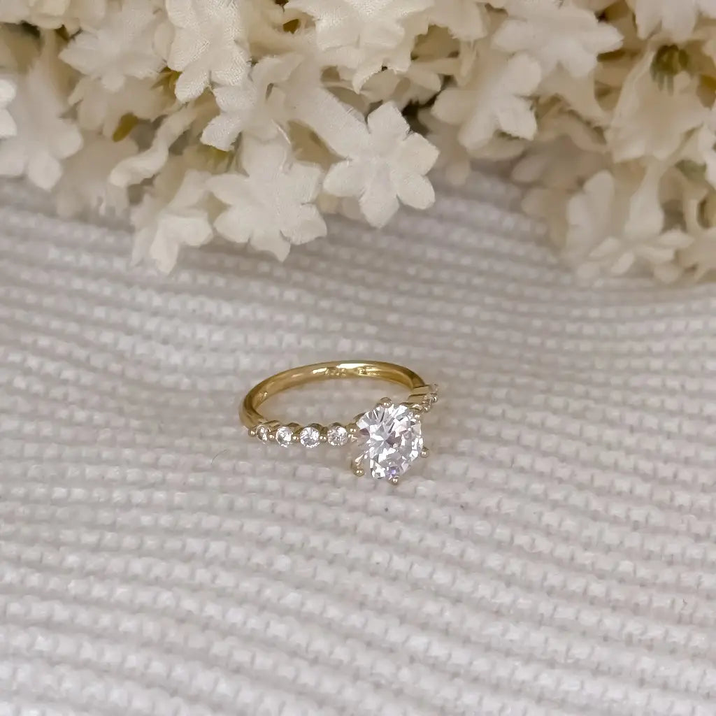 Argolla De Dama De Cintillo De Cristales Y Corazón De Piedra Cristal