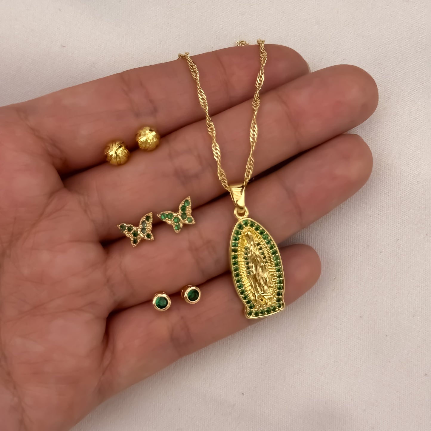 Conjunto Para Dama Cadena Tejido Catier de 45cm + Virgen de Guadalupe Verde + Trio de Topos Topo Balin , Mariposa Verde y Topos Verde Esmeralda en Oro Laminado 18k con Garantía de por vida