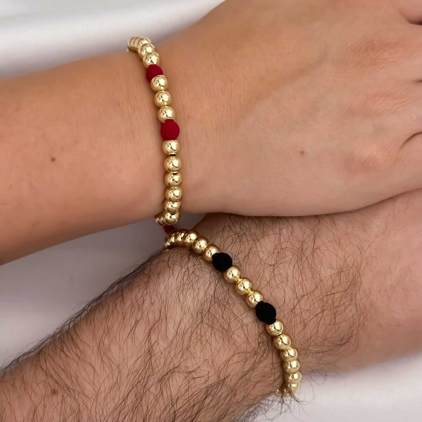 Promoción de Pulseras para Parejas en Balin de 6mm Liso con neopreno Rojo o Negro en Oro Laminado 18k con Garantia de por vida