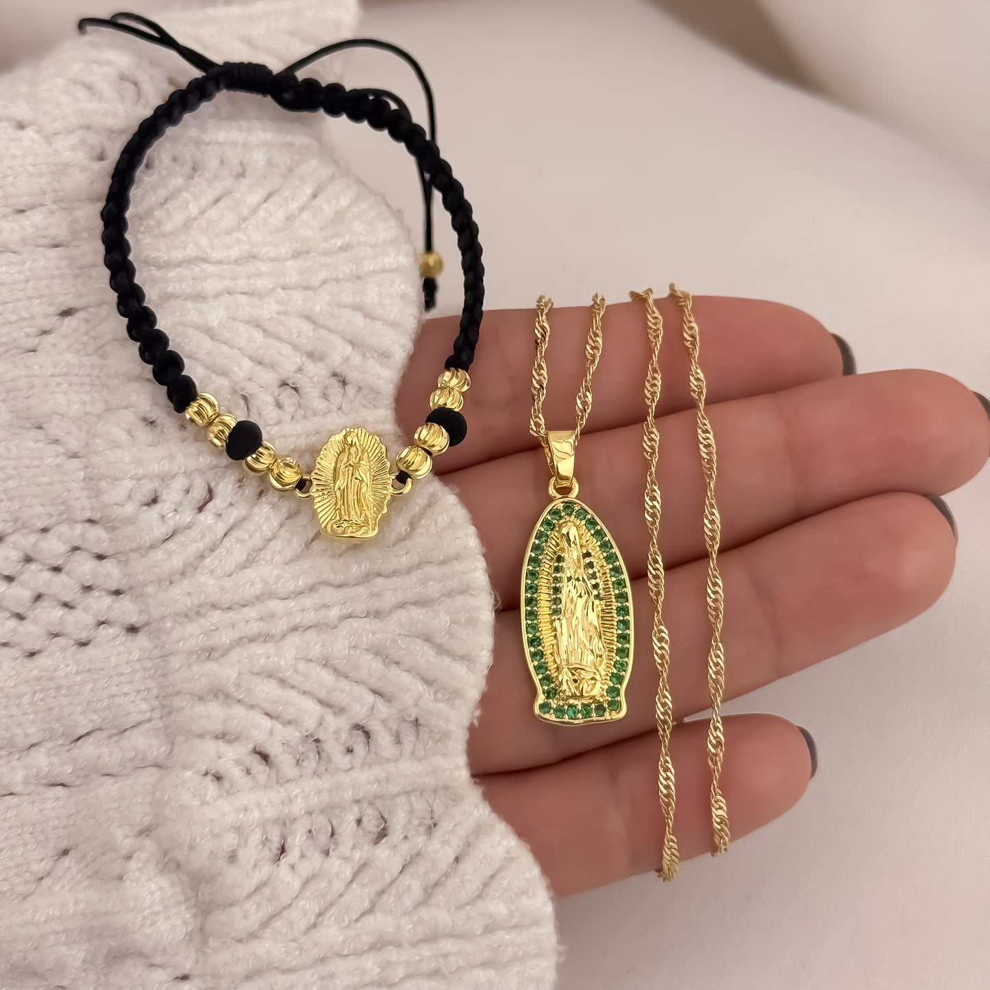 Cadena Tejido Singapur de Dama de 45cm + Virgen de Guadalupe Tallada con Micro Circones Cristales Verde + Pulseras Virgen de Guadalupe Tallada Balin Italiano de 4mm en Oro Laminado 18k con Garantia de por vida