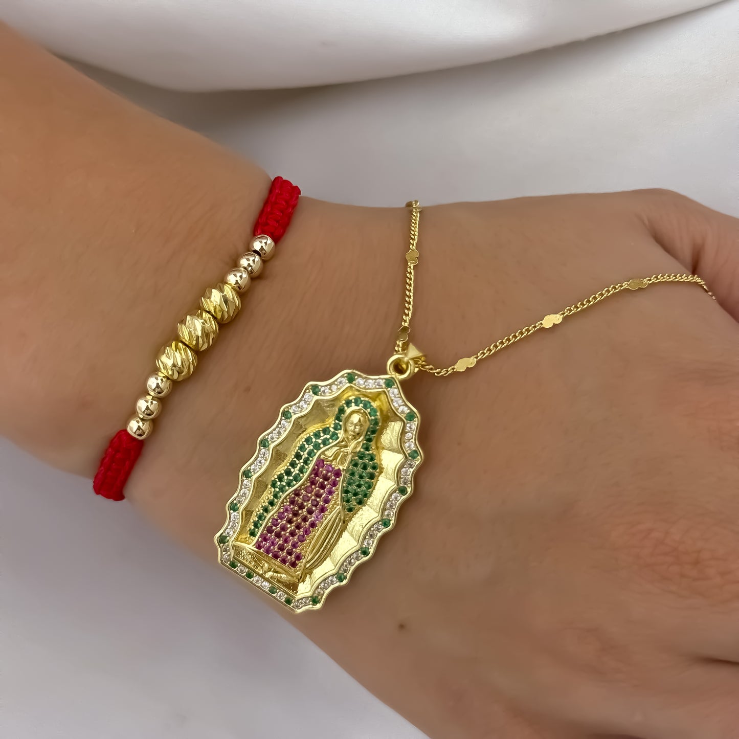 Cadena Tejido Cubana de 45cm + Dije de Virgen de Guadalupe Talla de Colores + Pulsera Balin italiano en Hilo Rojo de Unión en Oro Laminado 18k con Garantía de por vida