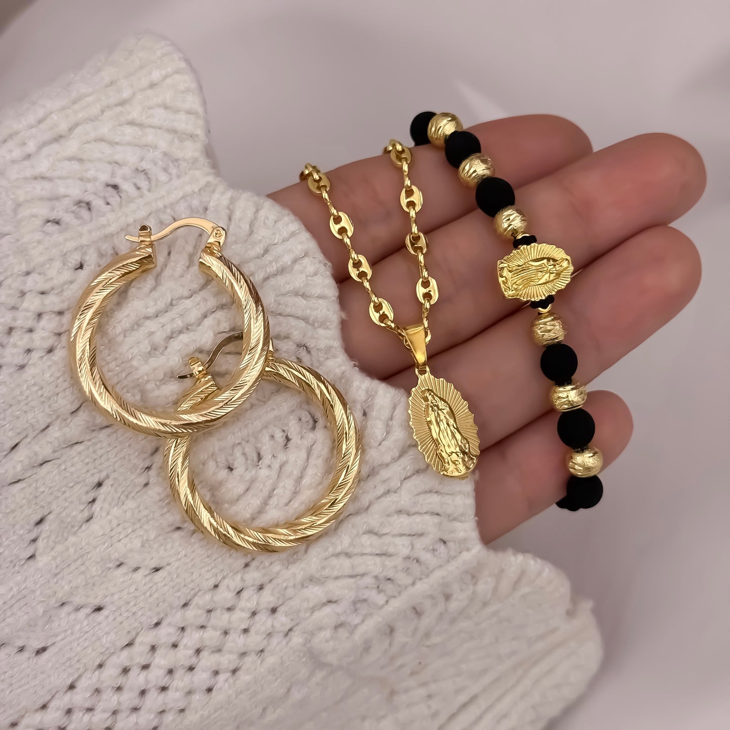 Cadena Tejido Gucci de Dama de 45cm + Virgen de Guadalupe Tallada + Pulsera de Virgen de Guadalupe Tallada + Candongas Melcochas en Oro Laminado 18k con Garantia de por vida