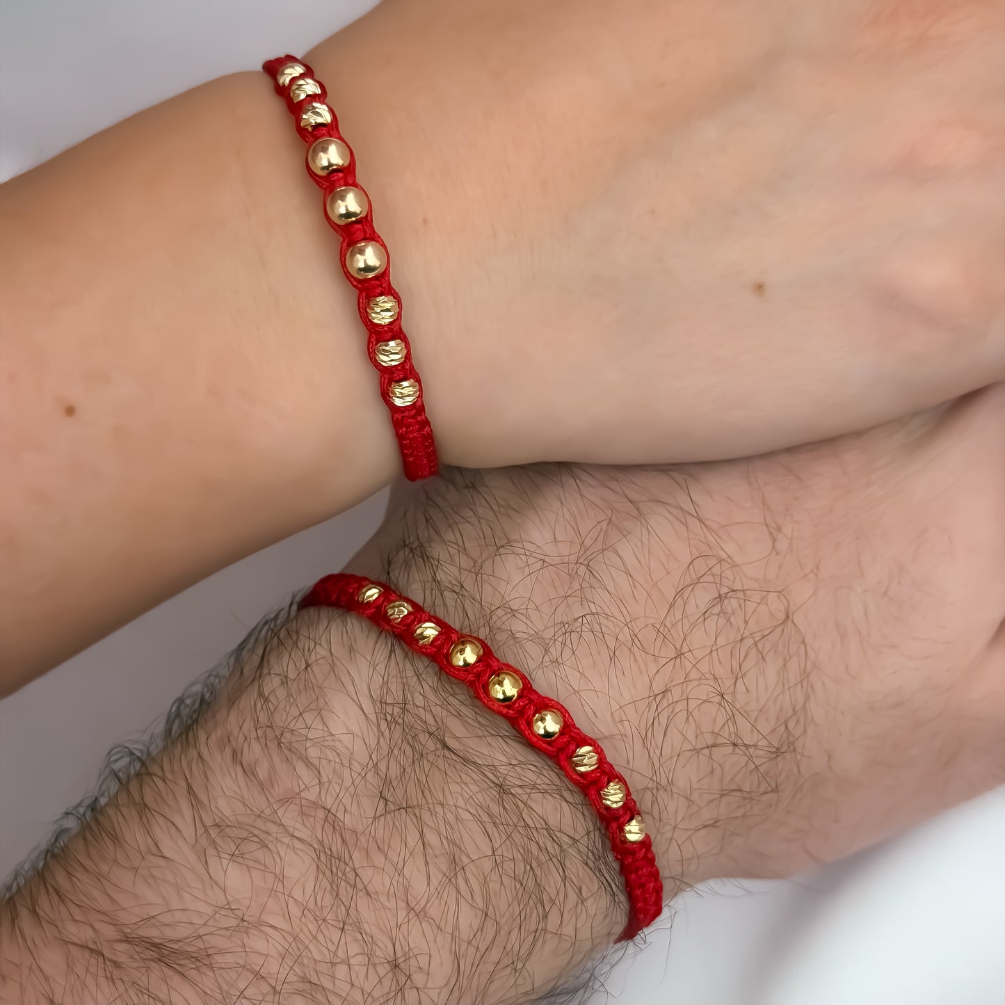 Promoción de 2 Brazaletes Hilo Rojos de Amor en Balin Italiano y Liso 4mm y Liso en Oro Laminado 18k con Garantia de ´por vida