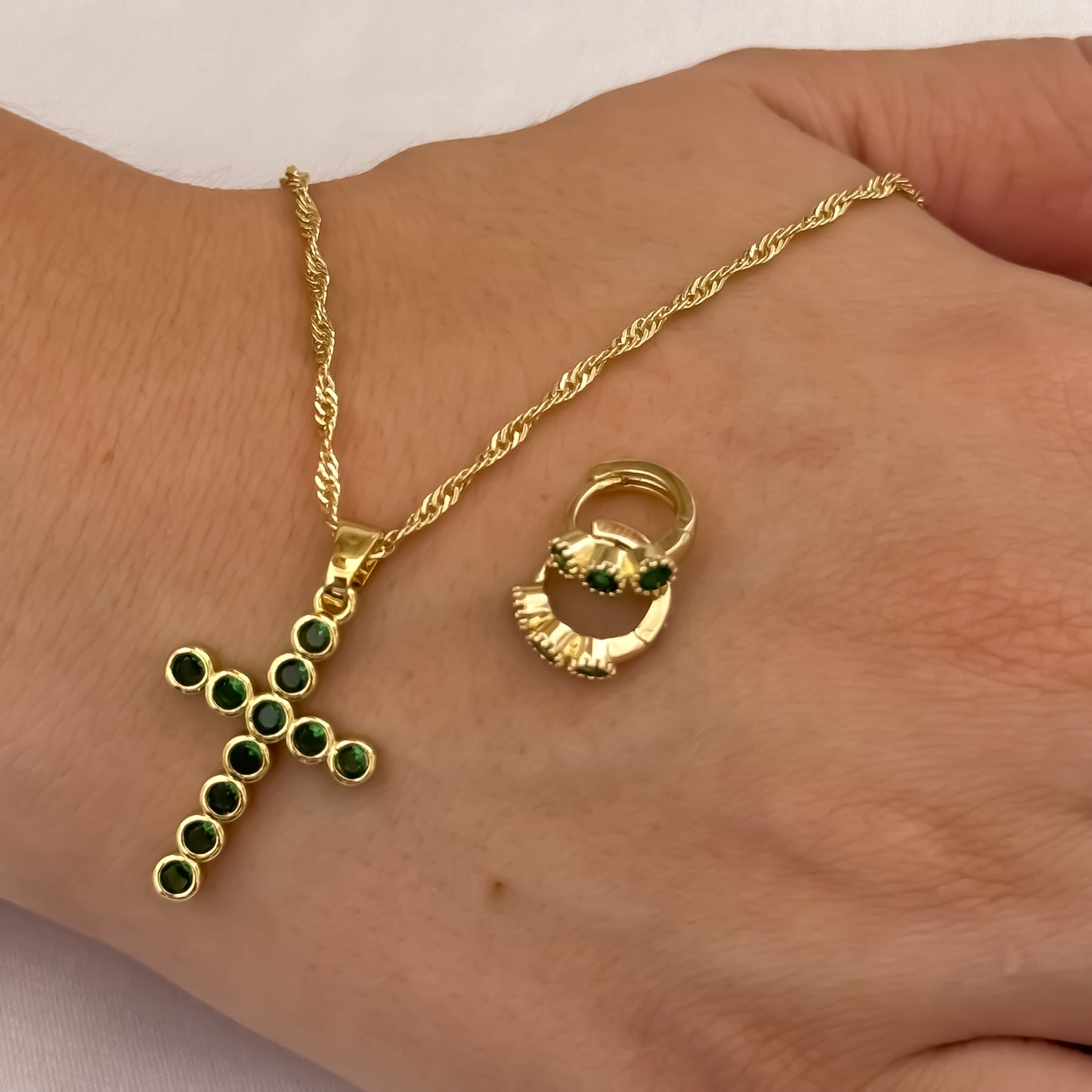 Cadena Tejido Singapur de Dama de 45cm + Cruz Verde Esmeralda + Candonga Verde Esmeralda en Oro Laminado 18k con Garantia de por vida