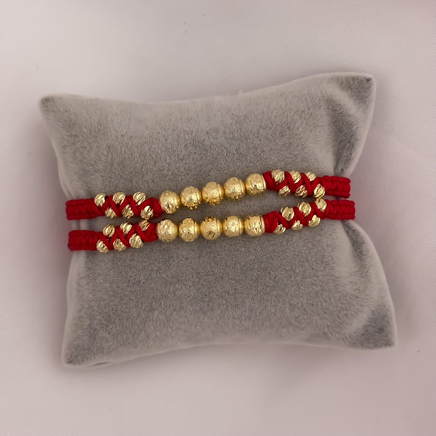 Promoción de 2 Pulseras para Parejas Hilo Rojo en Balin Diamantado de 6mm & 4mm en en Oro Laminado 18k con Garantia de por vida