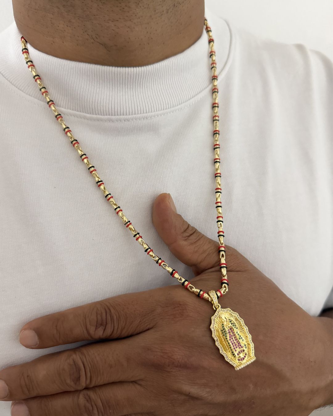 Cadena Tejido Rustico de Hombre de 60cm de 5mm en Cauchos  Rojo y Negro + Virgen de Guadalupe Tallada Micro Circones en Oro Laminado 18k con Garantia de por vida