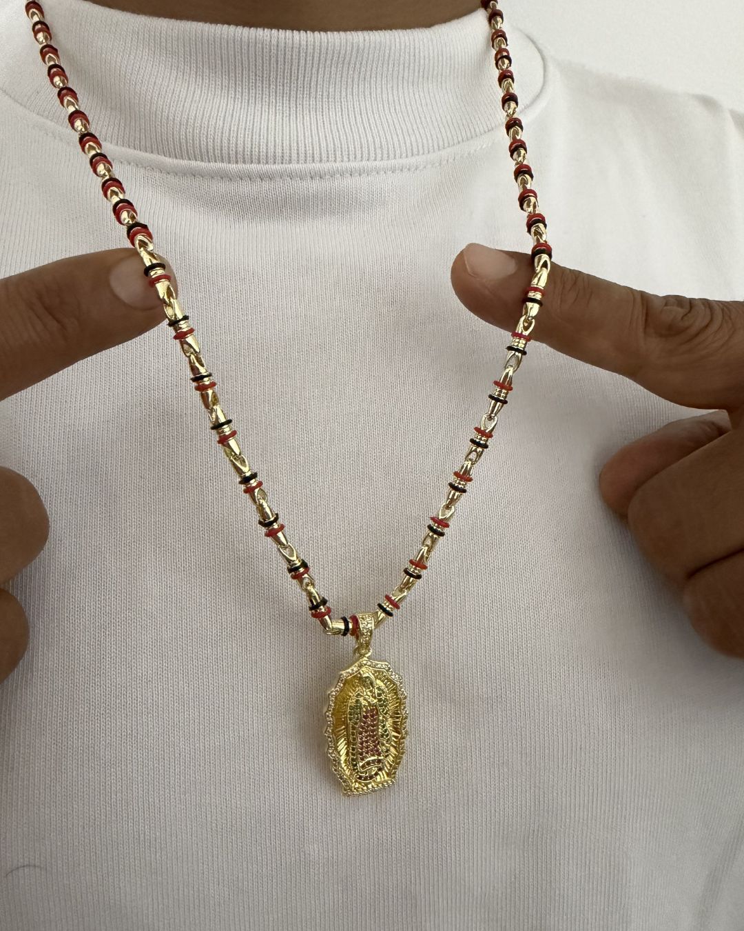 Cadena Tejido Rustico de Hombre de 60cm de 5mm en Cauchos  Rojo y Negro + Virgen de Guadalupe Tallada Micro Circones en Oro Laminado 18k con Garantia de por vida