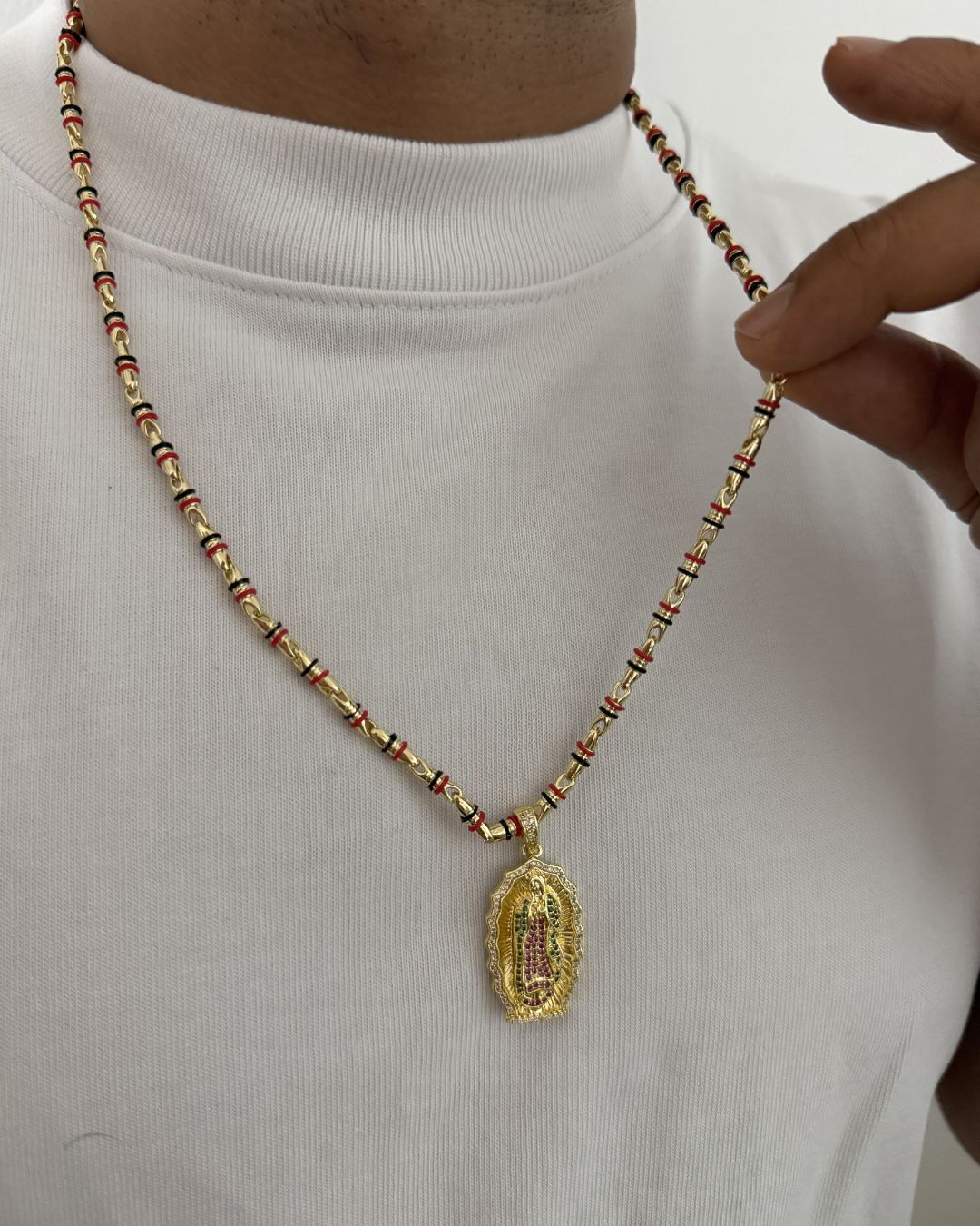 Cadena Tejido Rustico de Hombre de 60cm de 5mm en Cauchos  Rojo y Negro + Virgen de Guadalupe Tallada Micro Circones en Oro Laminado 18k con Garantia de por vida