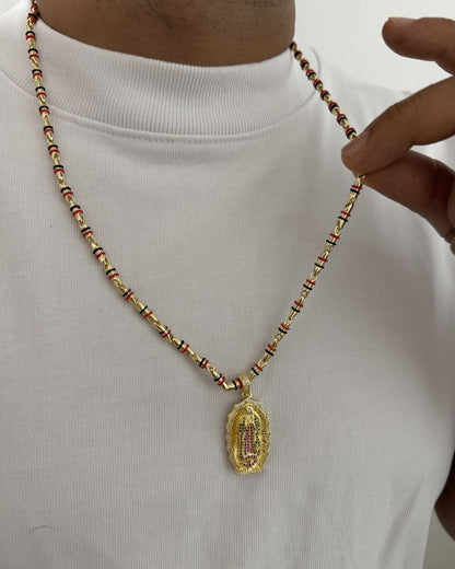 Cadena Tejido Rustico de Hombre de 60cm de 5mm en Cauchos  Rojo y Negro + Virgen de Guadalupe Tallada Micro Circones en Oro Laminado 18k con Garantia de por vida