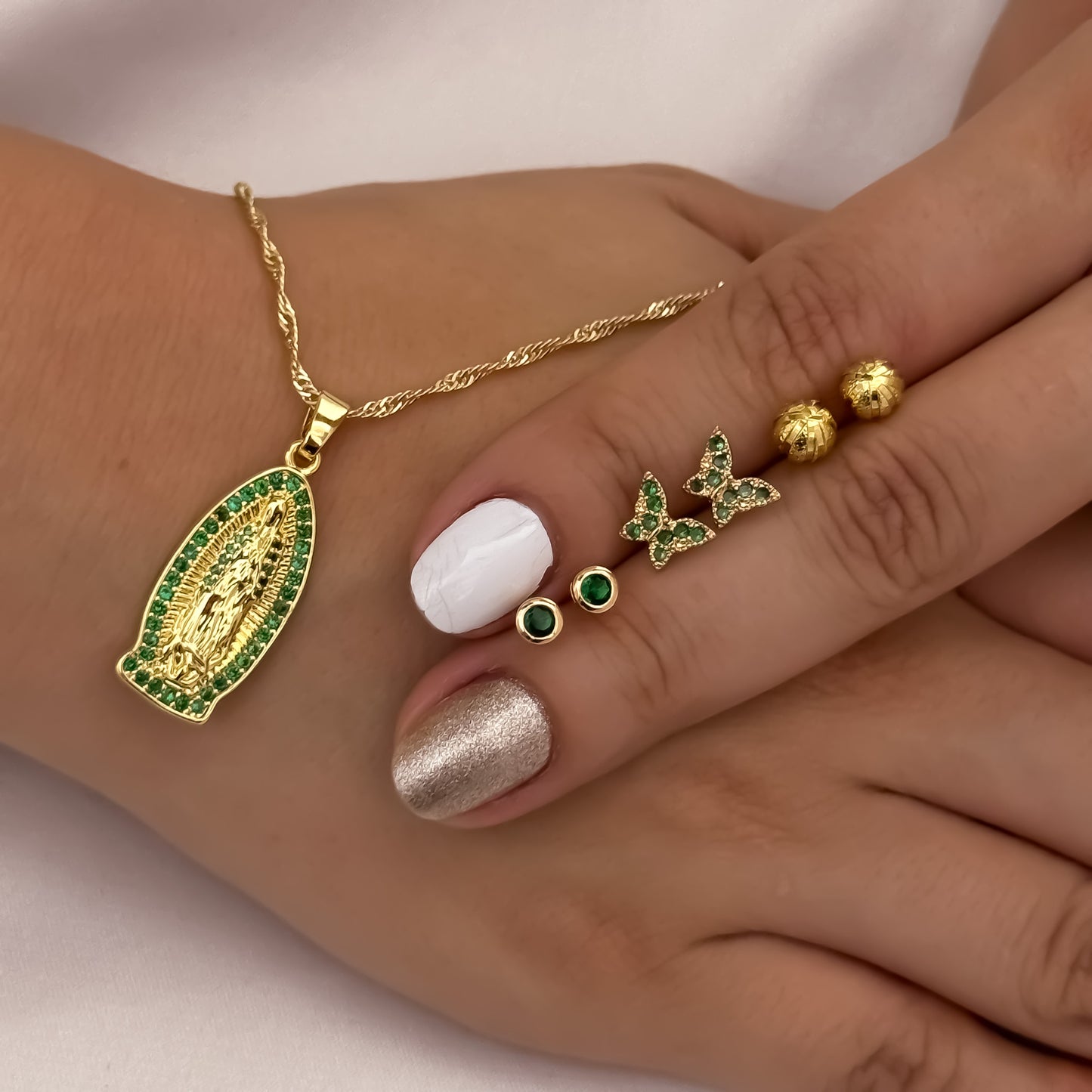 Conjunto Para Dama Cadena Tejido Catier de 45cm + Virgen de Guadalupe Verde + Trio de Topos  Topo Balin , Mariposa Verde y Topos Verde Esmeralda en Oro Laminado 18k con Garantía de por vida