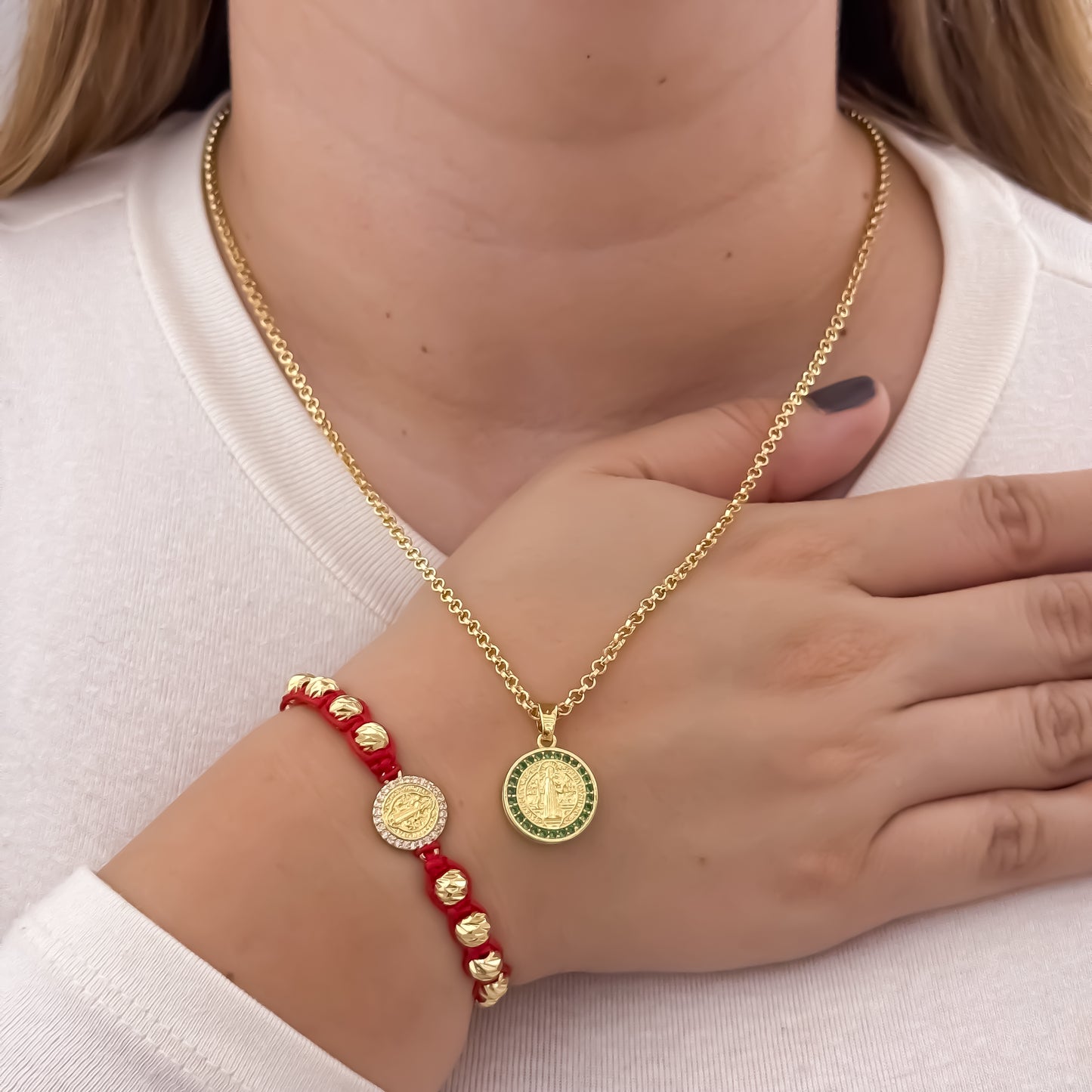 Cadena Tejido Aros de Dama de 45cm + San Benito Proteccion Verde Esmeralda + Pulsera Hilo Rojo de San Benito  Proteccion en Balin Italiano en Oro Laminado 18k con Garantia de por vida