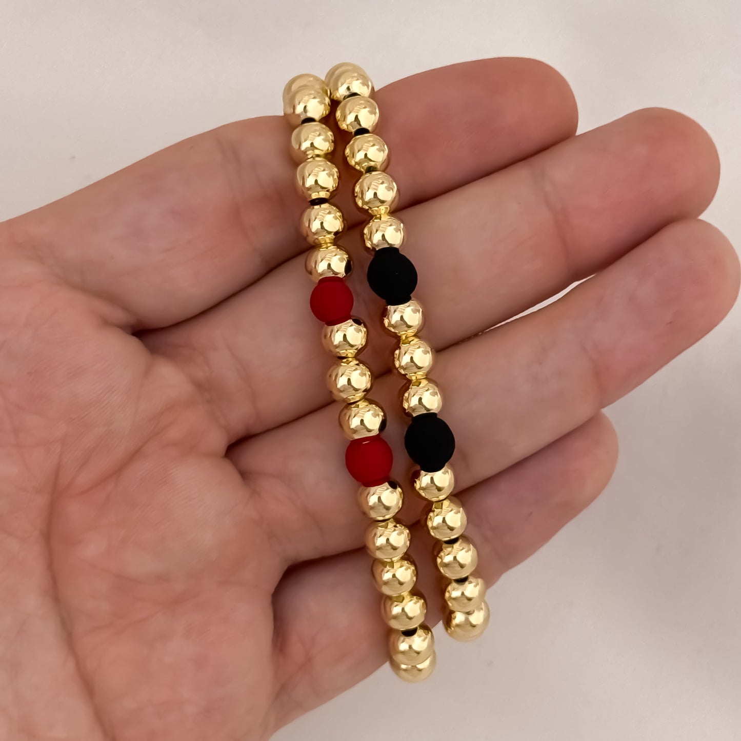 Promoción de Pulseras  para Parejas en Balin de 6mm Liso con neopreno Rojo o Negro en Oro Laminado 18k con Garantia de por vida