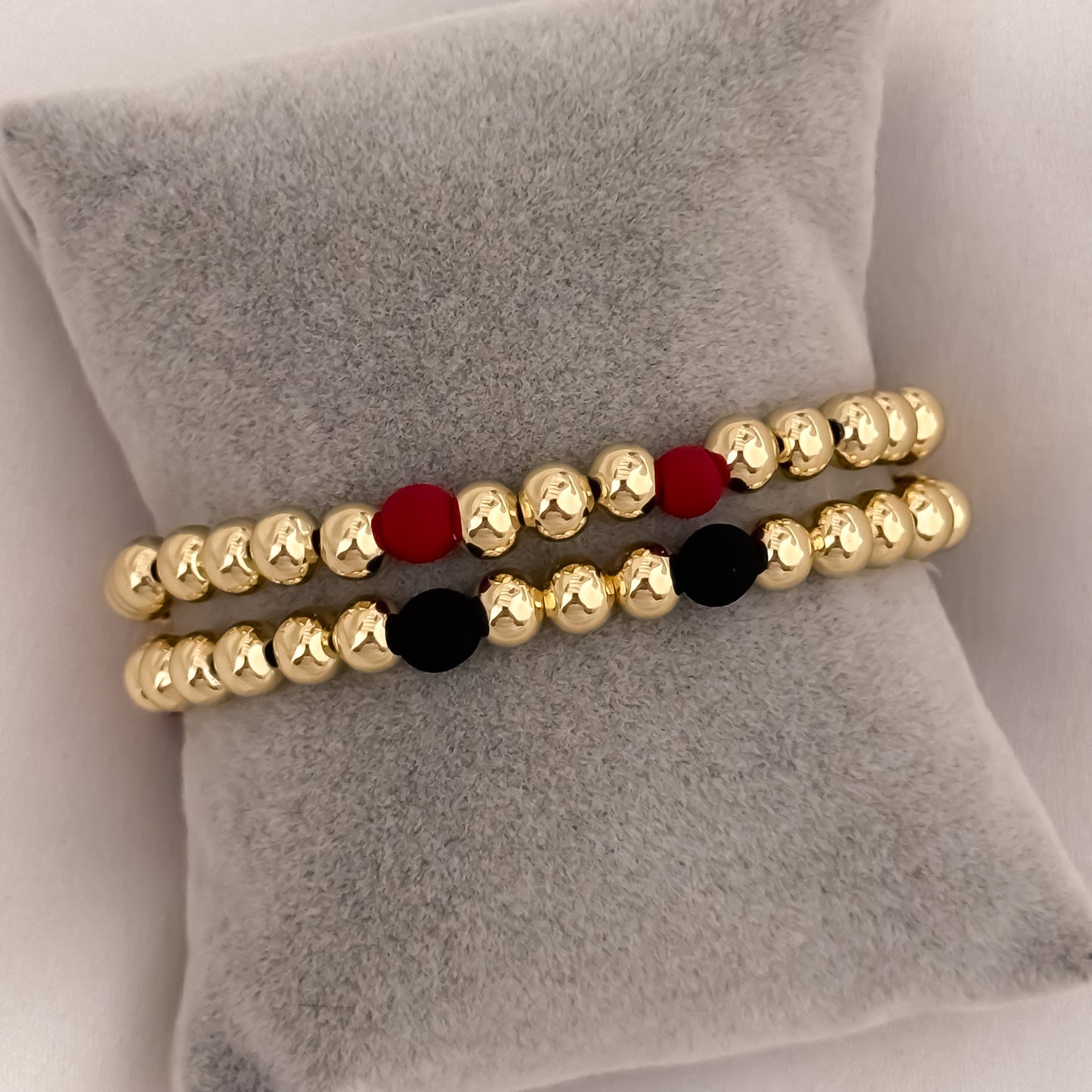 Promoción de Pulseras  para Parejas en Balin de 6mm Liso con neopreno Rojo o Negro en Oro Laminado 18k con Garantia de por vida