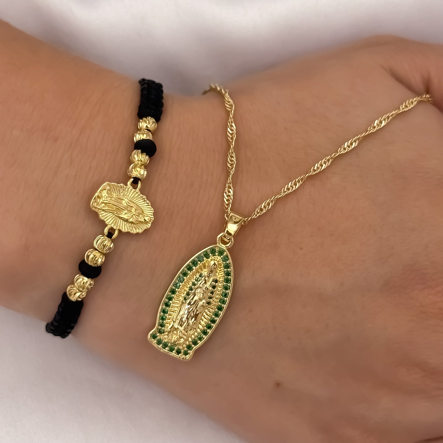 Cadena Tejido Singapur de Dama de 45cm + Virgen de Guadalupe Tallada con Micro Circones Cristales Verde  + Pulseras Virgen de Guadalupe Tallada Balin Italiano de 4mm en Oro Laminado 18k con Garantia de por vida