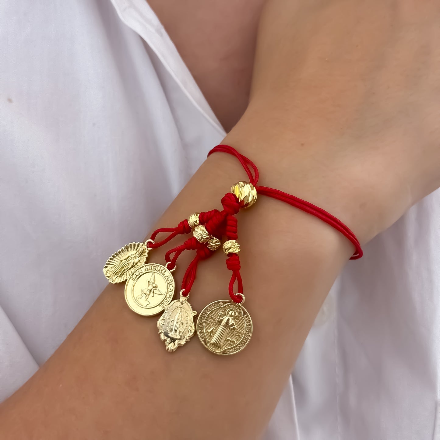 Pulsera en Hilo Rojo de Protección Divina 4 Poderes Edición Semana Santa en Oro Laminado 18k con Garantia de por vida mismo color de oro de 18k