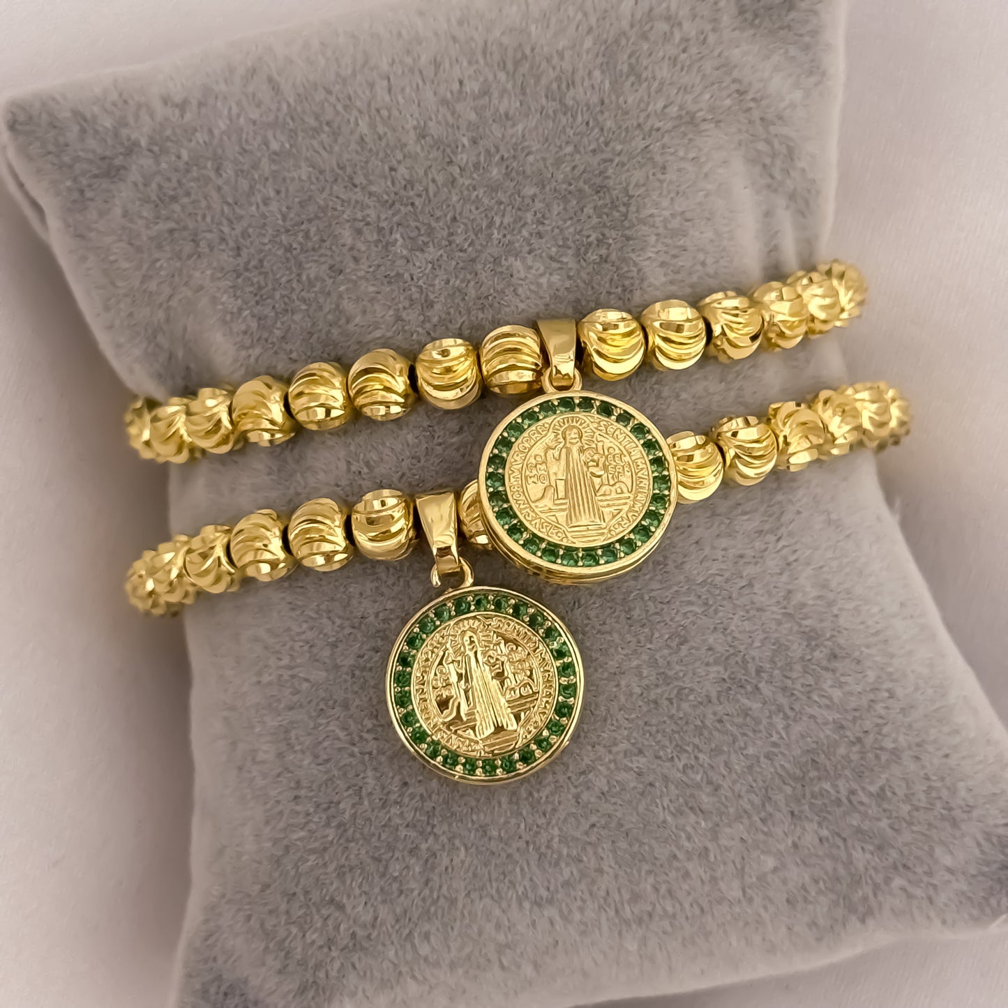 Promocion de 2 Pulseras para Parejas en Balin Italiano de 6mm con  San Benito Protección en Oro Laminado 18k con Garantia de por vida