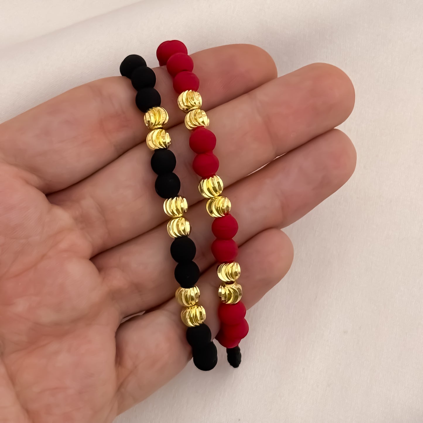 Brazaletes para Parejas en  Hilo Rojo y Negro en Balin Italiano en Oro Laminado 18k con Garantia de por vida