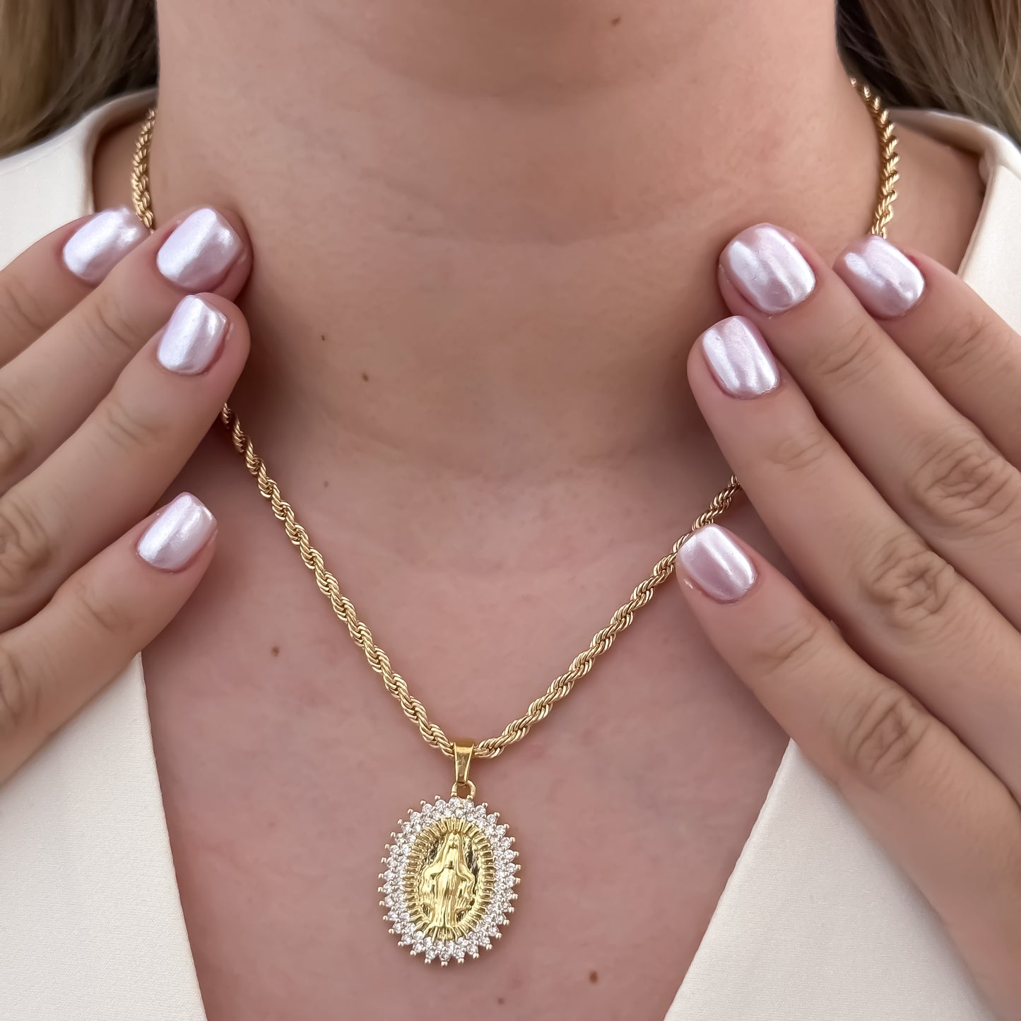 Cadena Tejido Lazo Siciliano de Dama de 45cm de 3mm de Grosor + Virgen Milagrosa con Micro circones en Oro Laminado 18k