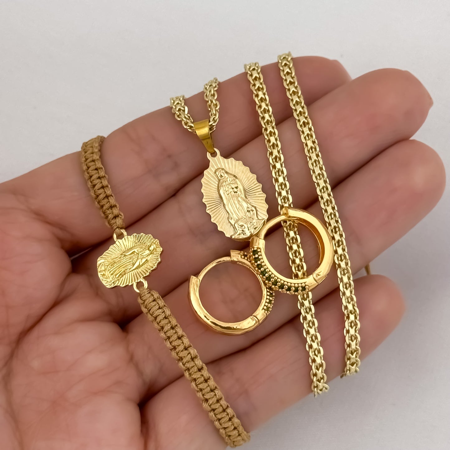 Cadena Tejido Chino de Dama de 45cm de 3mm de Grosor + Virgen de Guadalupe Tallada + Pulsera Virgen de Guadalupe Tallada + Candongas con Micro circones Negro en Oro Laminado 18k con Garantía de por vida