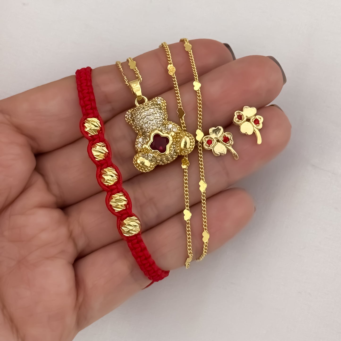 Cadena Cubana de Dama + Dije Oso Rojo + Topo Trebol circones Rojo + Pulsera Hilo Rojo Balin italiano en Oro laminado 18k con Garantía de por vida