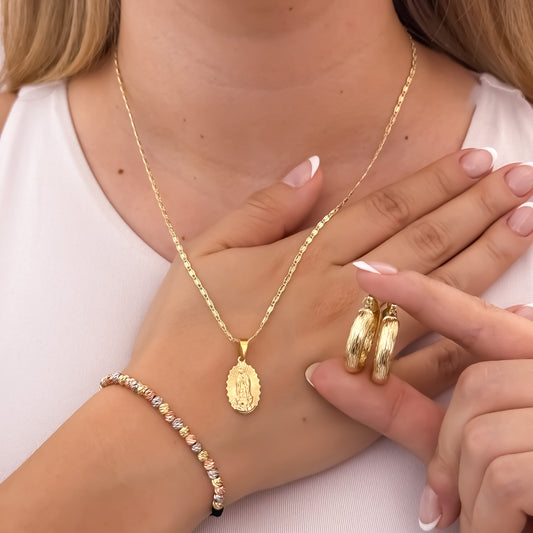 Cadena Tejido Escalera Plana de 45cm + Virgen de Guadalupe Tallada + Pulsera de 3 Oros en balin Italiano de 4mm + Candongas Tubular Tallada en Oro laminado 18k con Garantia de  por vida