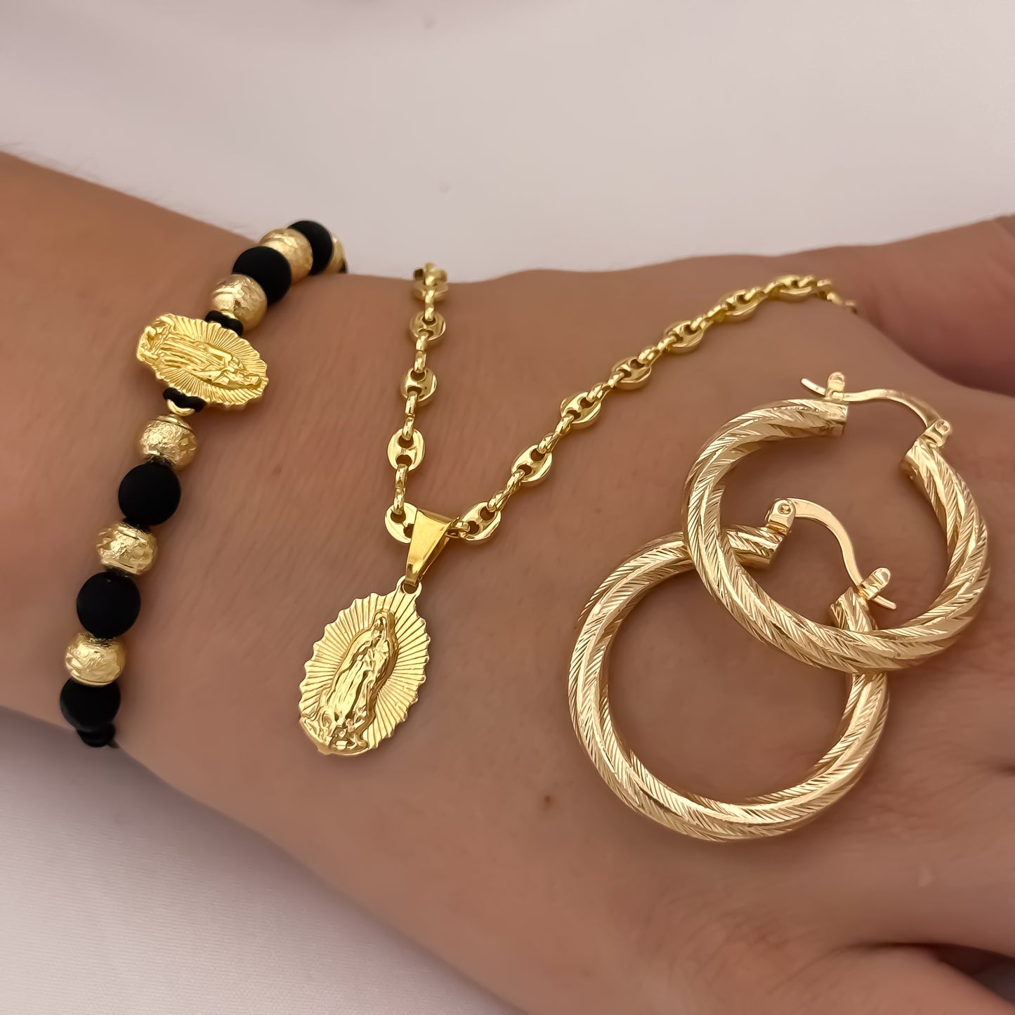 Cadena Tejido Gucci de Dama de 45cm + Virgen de Guadalupe Tallada + Pulsera de Virgen de Guadalupe Tallada + Candongas Melcochas en Oro Laminado 18k con Garantia de por vida