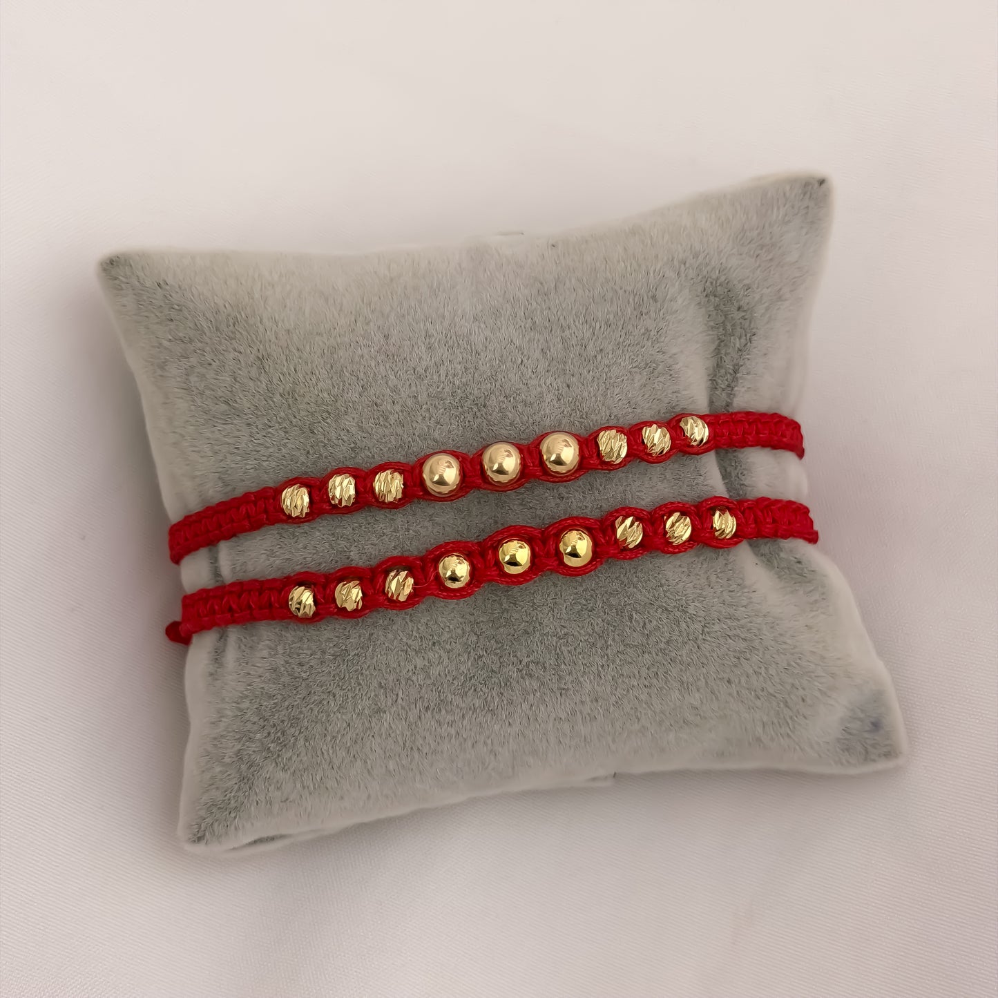 Promoción de 2  Brazaletes Hilo Rojos de Amor en Balin Italiano y Liso  4mm y  Liso  en Oro Laminado 18k con Garantia de ´por vida