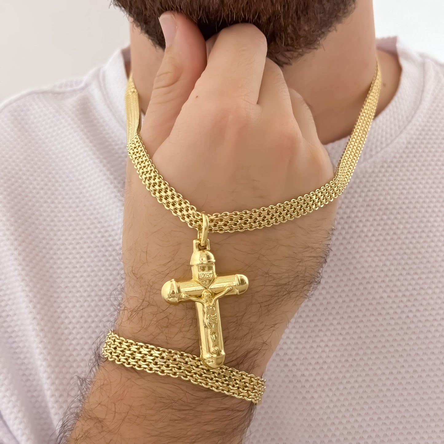 Conjunto para Hombre en Tejido Chino Grueso de 60cm de 6mm de Grosor + Cruz Cristo Madero + Pulsera Tejido Chino  Grueso de 20cm de 6mm de Grosor en Oro Laminado 18k con Garantia de por vida