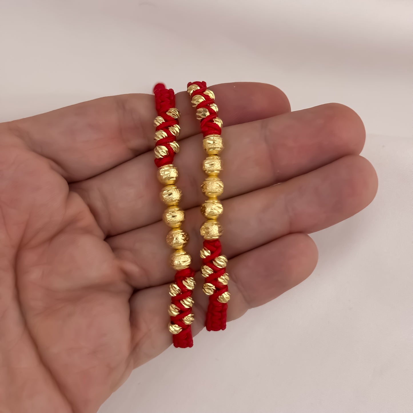 Promoción de 2 Pulseras para Parejas Union Hilo Rojo en Balin Italiano de 6mm & 4mm Inquebrantable en en Oro Laminado 18k con Garantia de por vida
