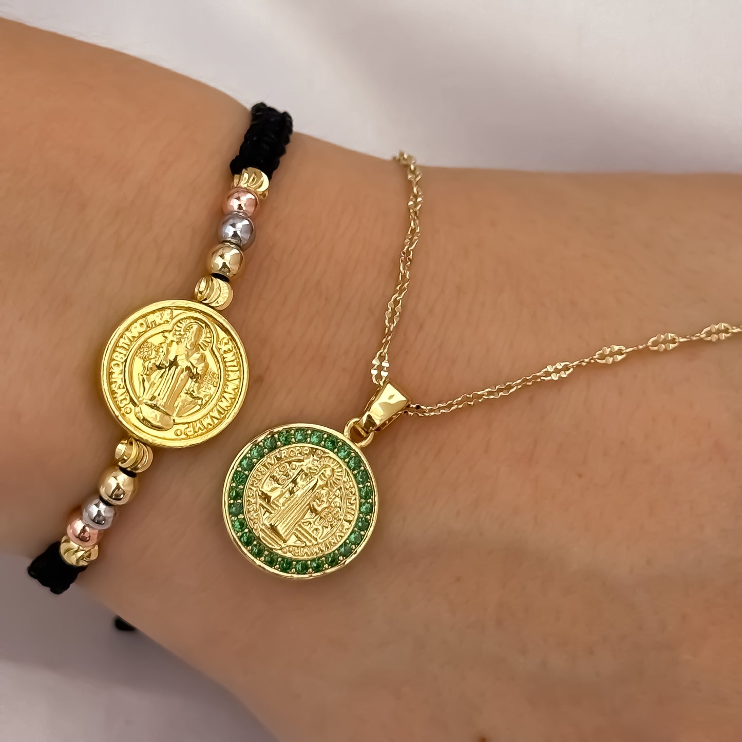 Cadena Tejido Crispeta de 45cm + San Benito Proteccion con Micro Circones Verde Esmeralda + Pulseras de 3 Oros de San Benito Proteccion en Oro Laminado 18k con Garantia de por vida