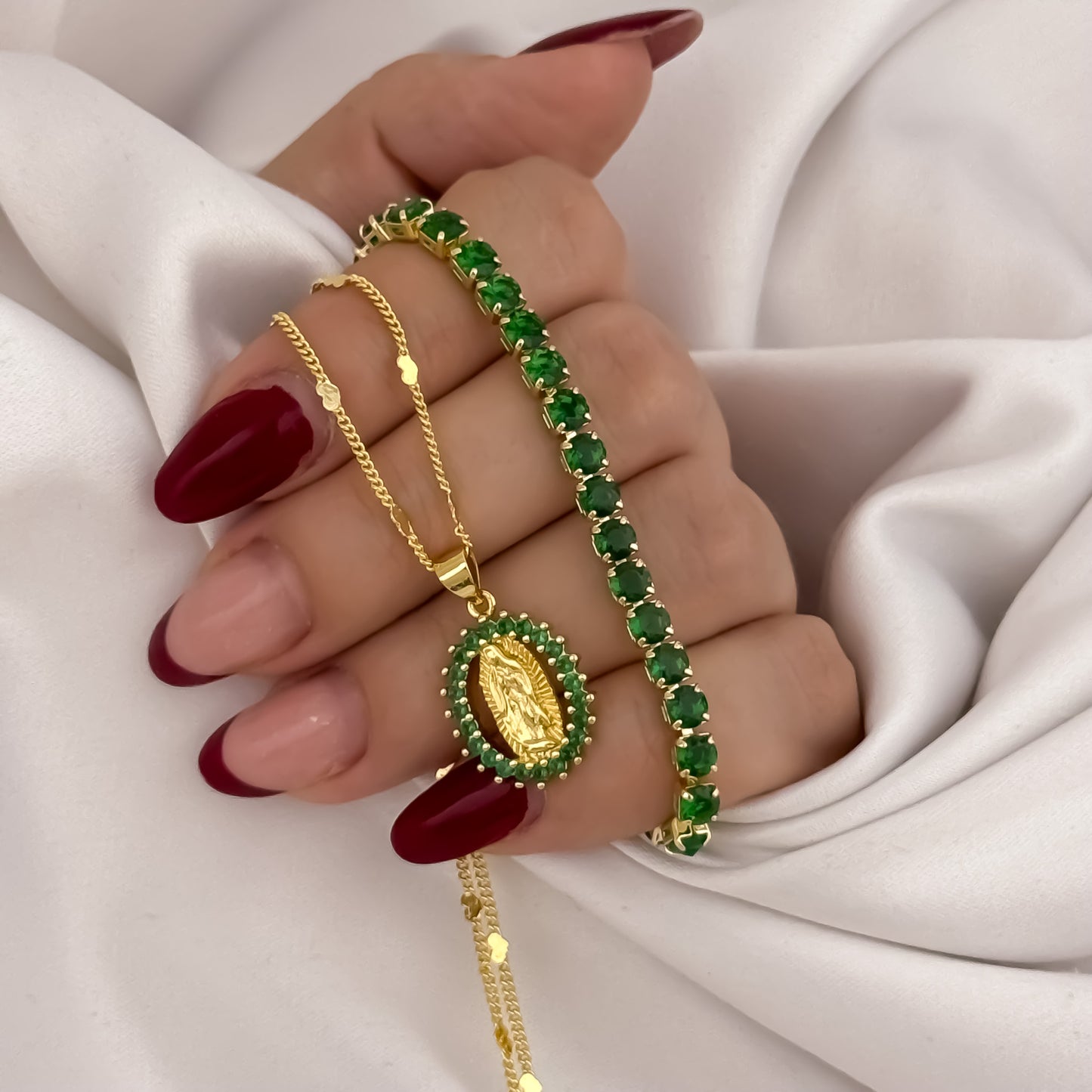 Cadena Tejido Cubana de Dama de 45cm + Virgen de Guadalupe Esmeralda + Pulsera Tennis Verde Esmeralda en Oro Laminado 18k con Garantia de por vida