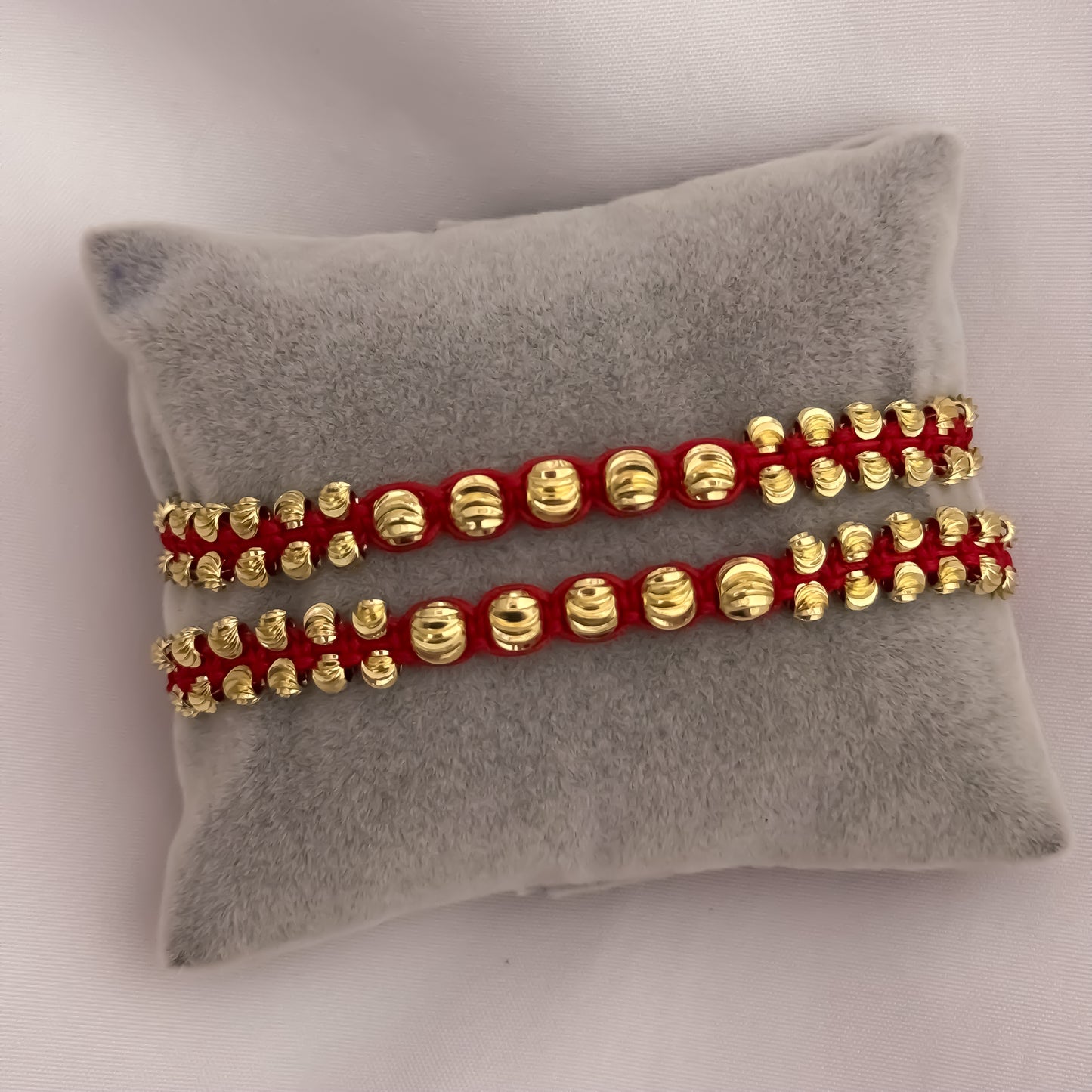Promoción de 2 Brazales para Parejas Hilo Rojo en Balin Italiano de 6mm & 4mm Inquebrantable en en Oro Laminado 18k con Garantia de por vida