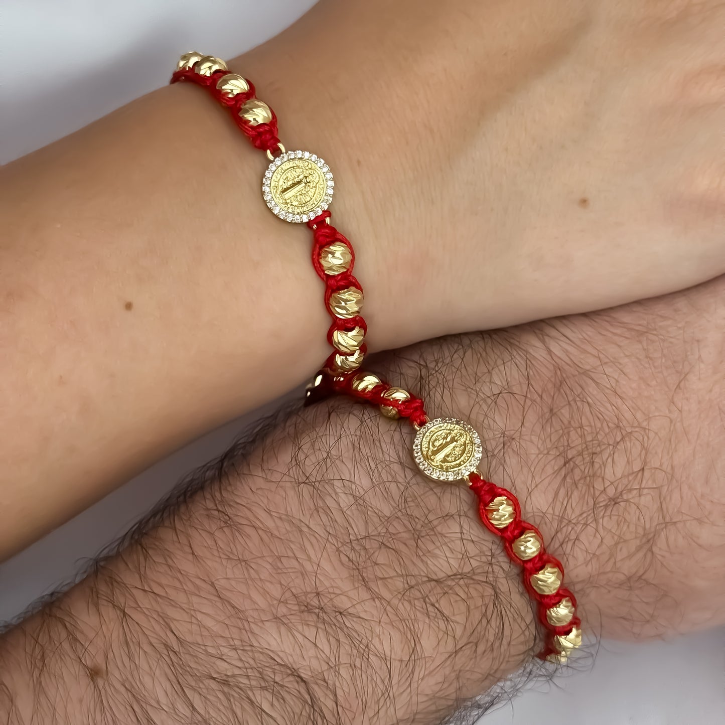 Promocion de 2 Pulseras de San Benito Proteccion en Hilo Rojo Balin Italiano de 6mm en Oro Laminado 18k con Garantia de por vida