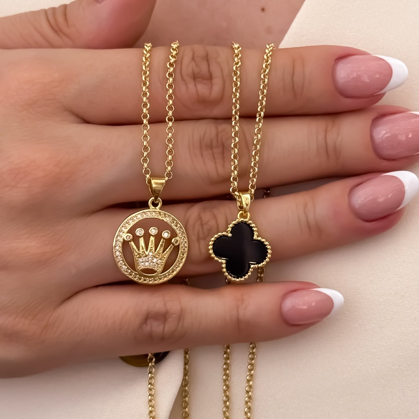 Promoción de 2  Cadenas para Parejas en Tejido de Aros de Hombre de 60cm + Cadena de Dama de 45cm + Dije Van Cleef  Negro +  Corona Rolex con Circones en Oro Laminado 18k con Garantia de por vdia