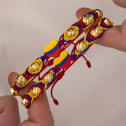 Promocion de 2 Brazaltes Para Parejas  de Seleccion Colombia  en Balin Diamantado de 6mm y Herraje de Corazon en Oro Laminado 18k con Garantia de por vida