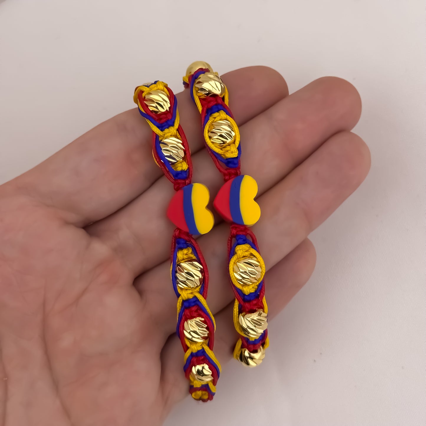 Promocion de 2 Brazaltes Para Parejas  de Seleccion Colombia  en Balin Diamantado de 6mm y Herraje de Corazon en Oro Laminado 18k con Garantia de por vida