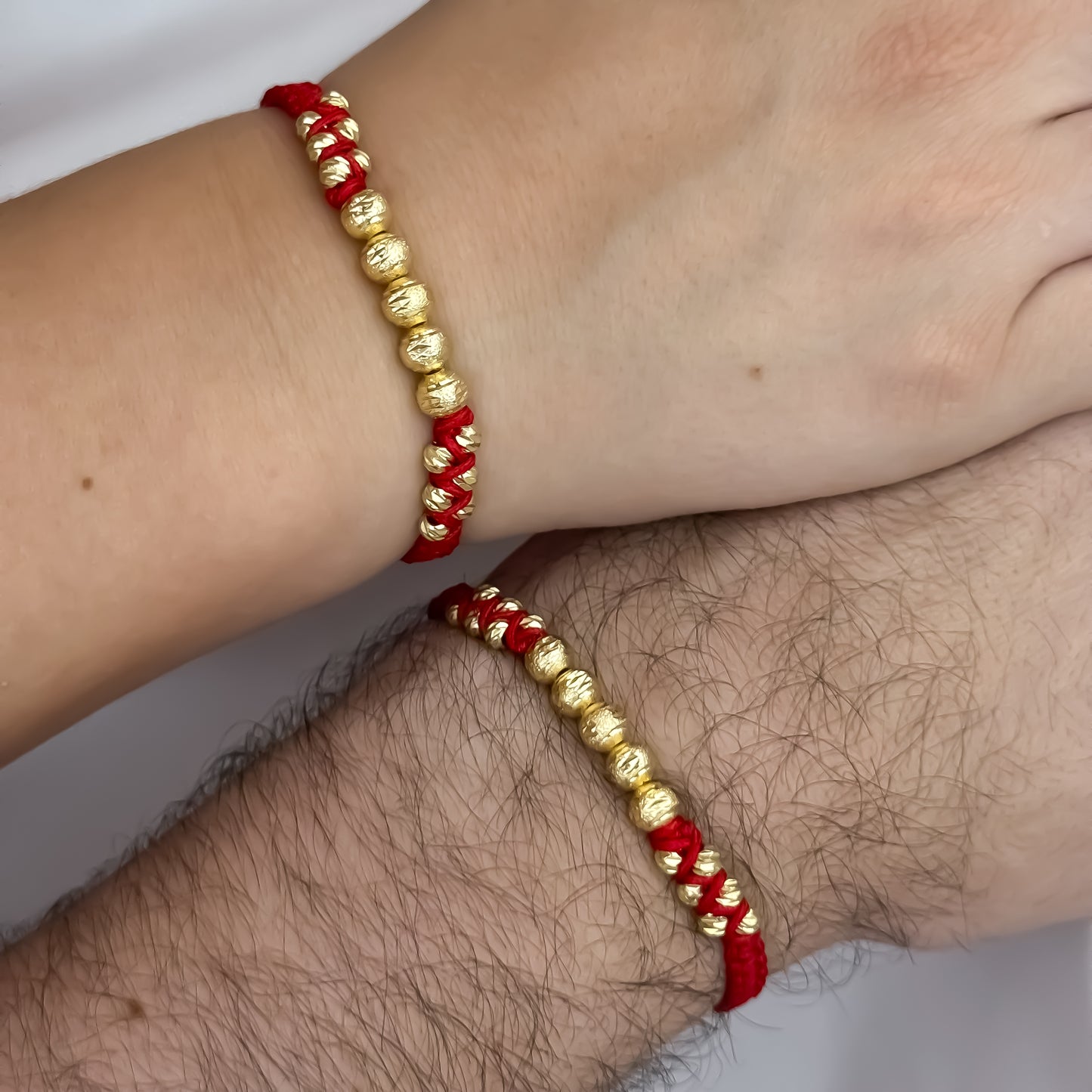 Promoción de 2 Pulseras para Parejas Hilo Rojo en Balin Diamantado de 6mm & 4mm en en Oro Laminado 18k con Garantia de por vida