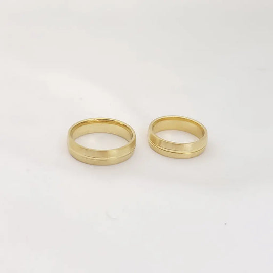 Par De Argollas De Matrimonio Con Diseño Liso Con Línea Central