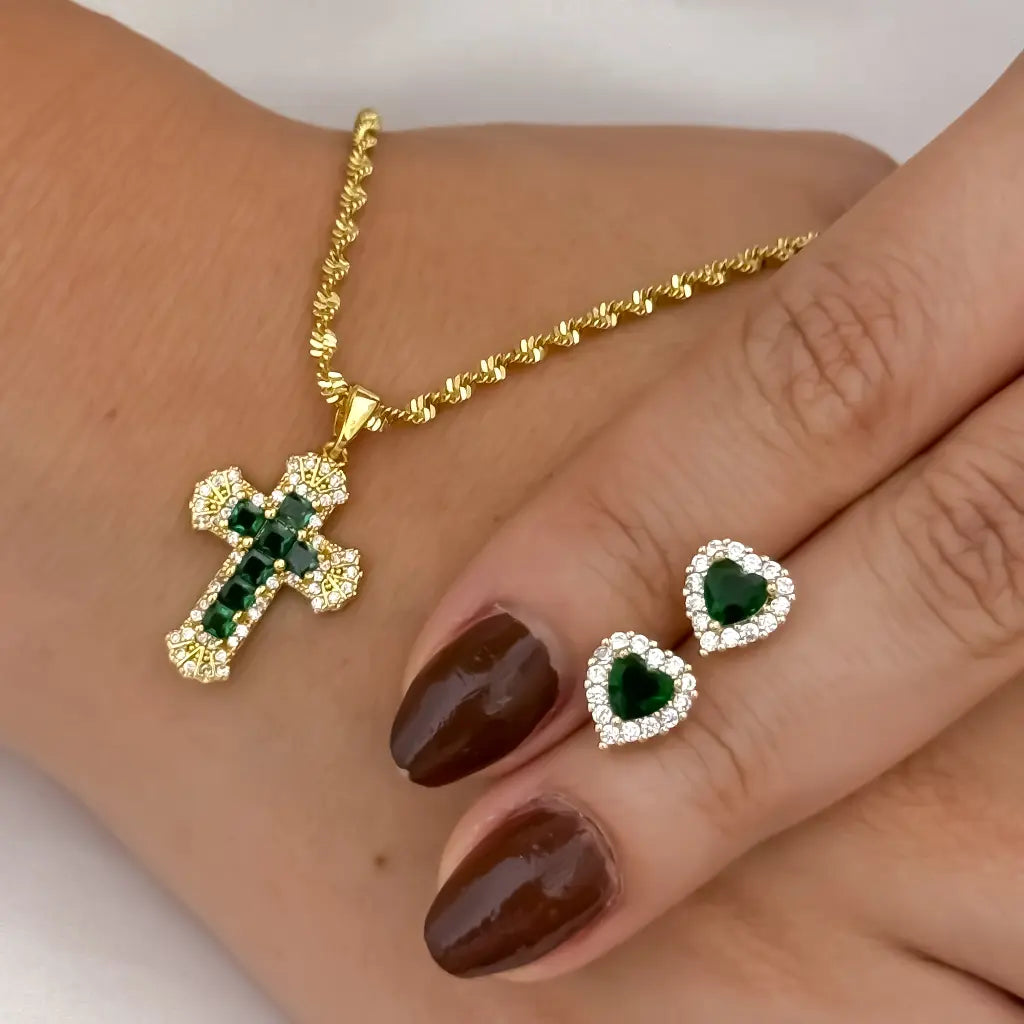 Cadena Tejido Singapur de 45 cm + Cruz Verde Esmeralda + Topos de Corazón Verde Esmeralda en Oro Laminado 18k con Garantia de por vida