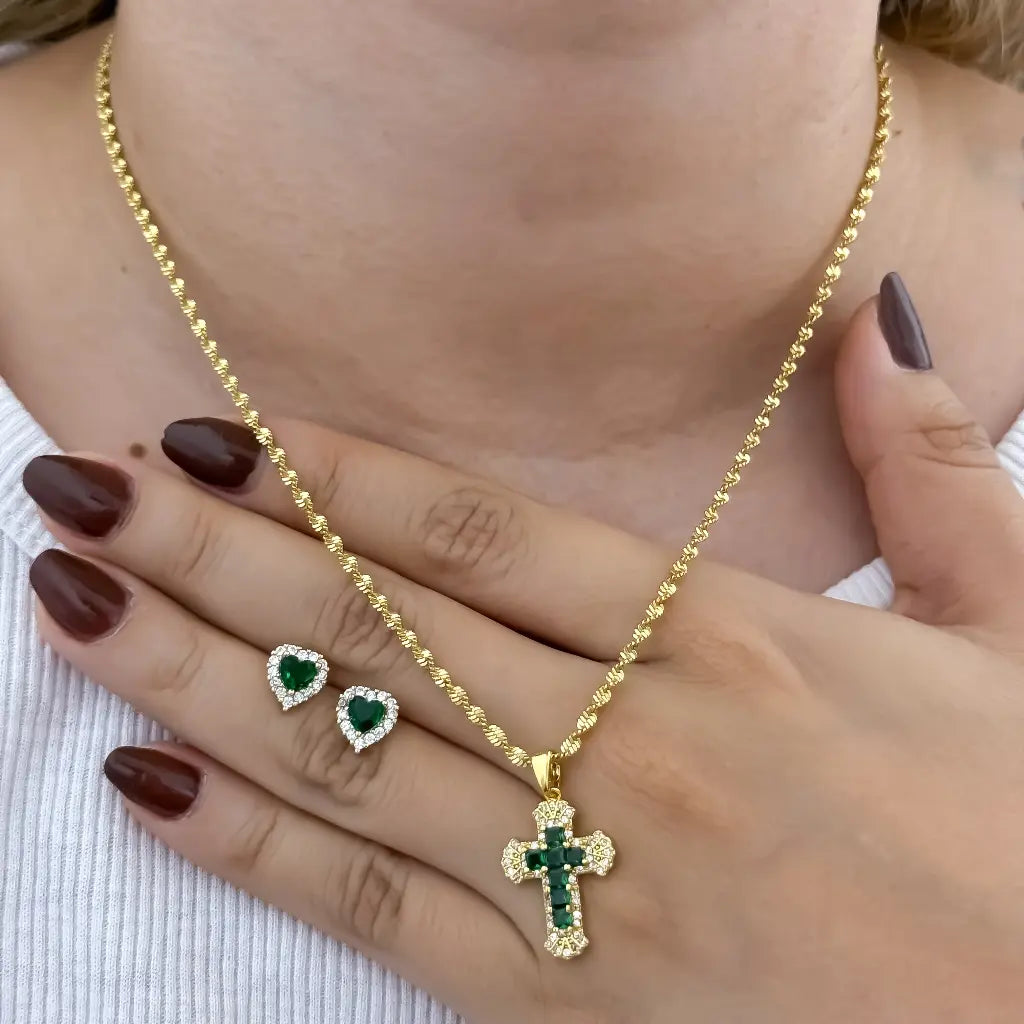 Cadena Tejido Singapur de 45 cm + Cruz Verde Esmeralda + Topos de Corazón Verde Esmeralda en Oro Laminado 18k con Garantia de por vida